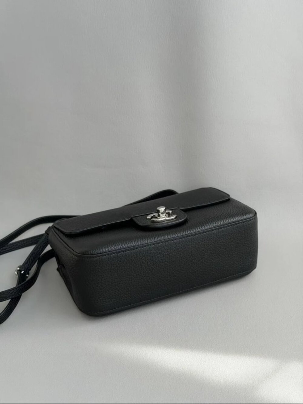 Classic CHANEL Bags: A Stylish and Versatile Choice for Elegance - Picture 4 of 6